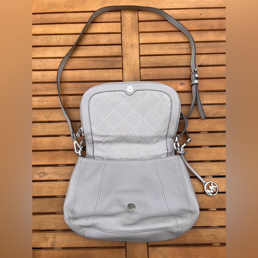 Like New Michael Kors Bedford Shoulder Bag Crossbody‎ Bag In Pearl Grey - Picture 2 of 8
